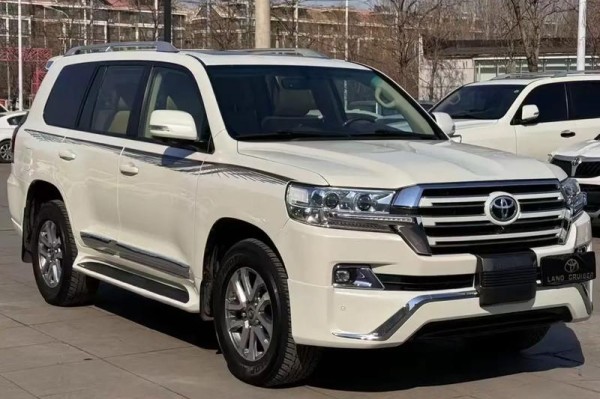 2017款豐田蘭德酷路澤4600中東版港口現車直銷最低多少錢（17年蘭德酷路澤4000中東版）